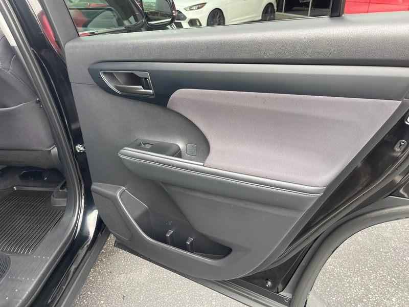 Toyota Highlander Vehicle Image 12