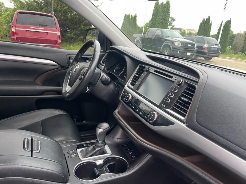 Toyota Highlander Vehicle Image 02