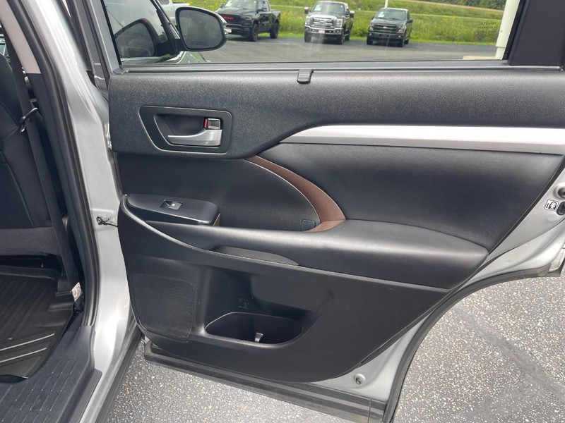 Toyota Highlander Vehicle Image 12