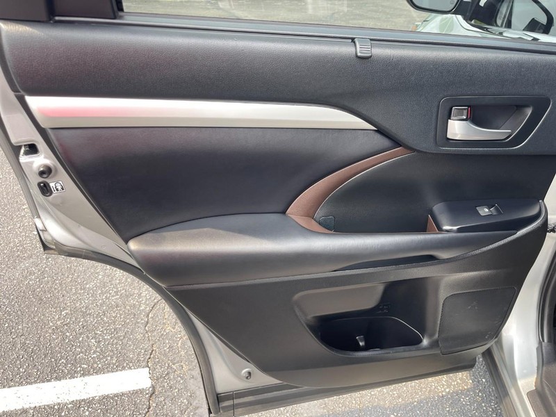 Toyota Highlander Vehicle Image 16