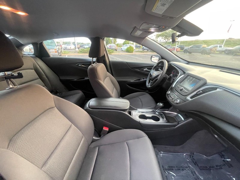 Chevrolet Malibu Vehicle Image 10