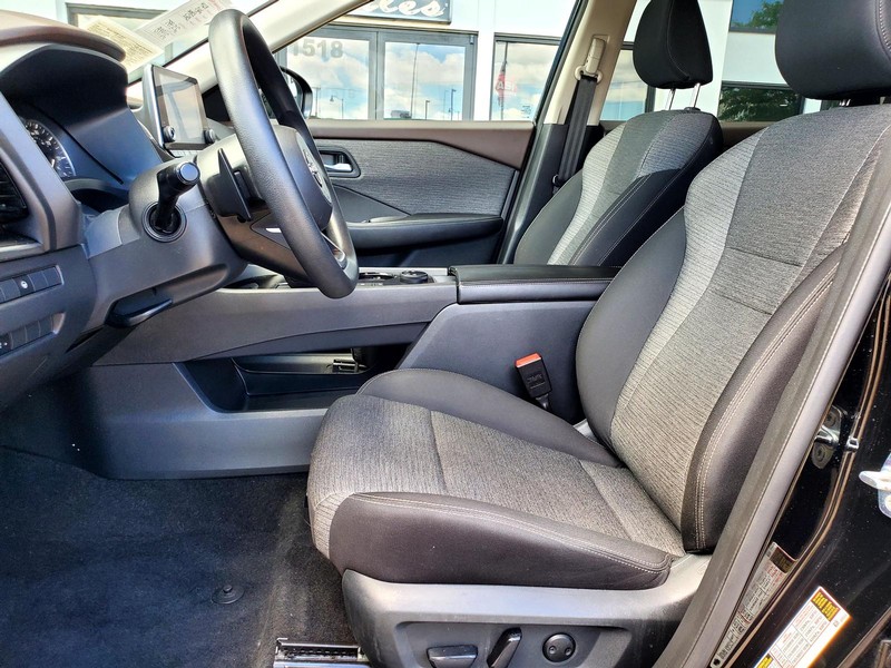Nissan Rogue Vehicle Image 12