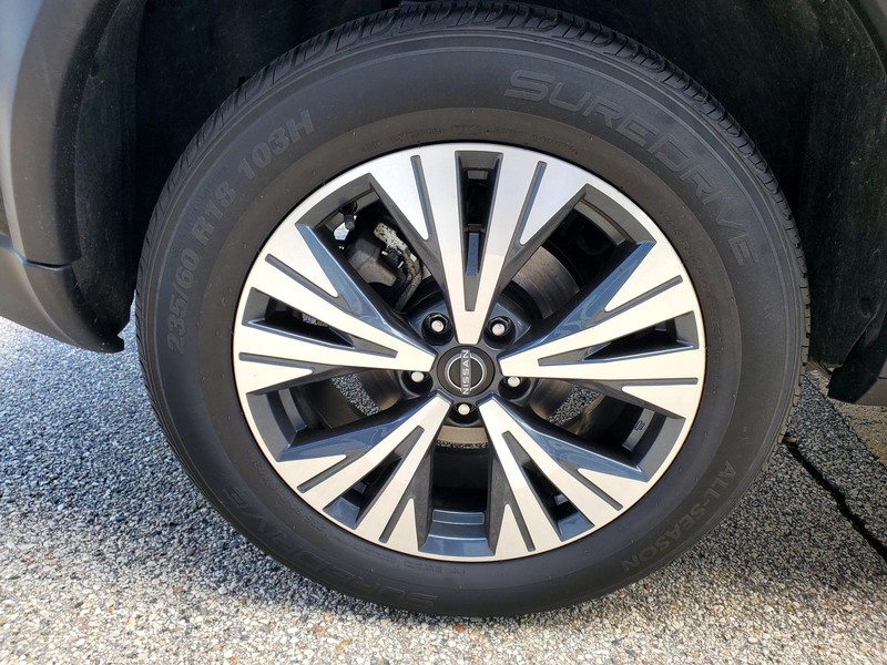Nissan Rogue Vehicle Image 17