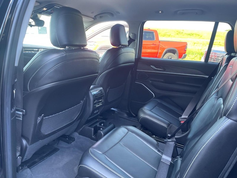 Jeep Grand Cherokee L Vehicle Image 11