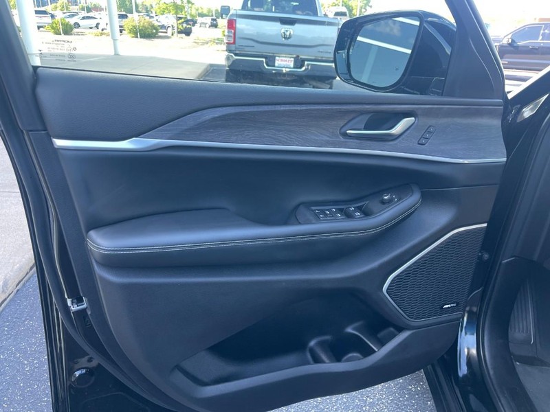 Jeep Grand Cherokee L Vehicle Image 13