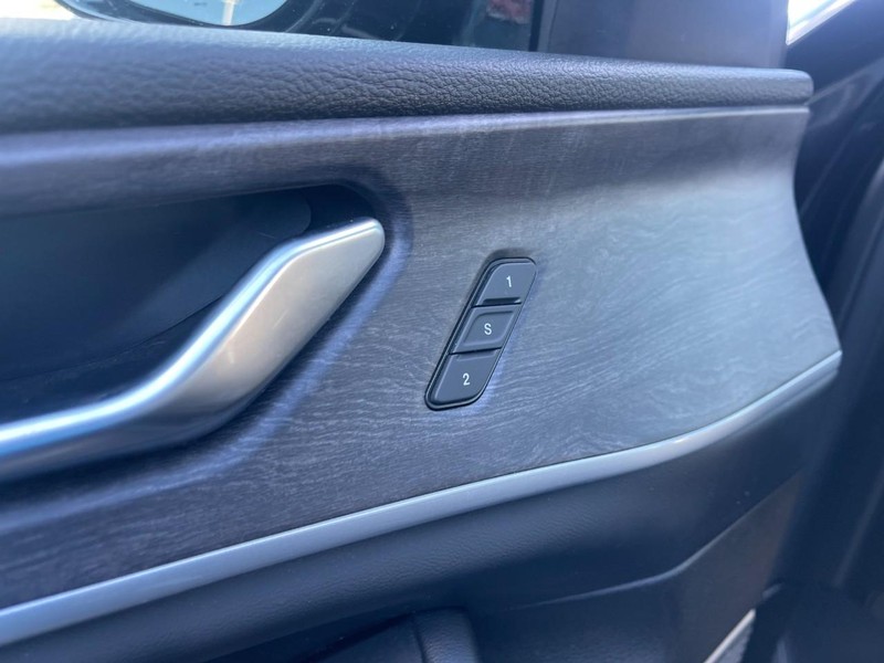Jeep Grand Cherokee L Vehicle Image 14