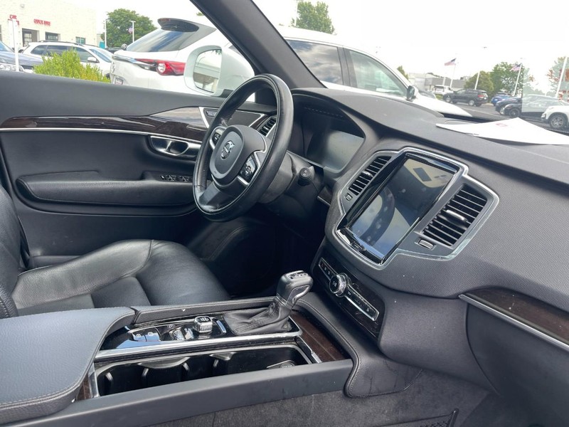 Volvo XC90 Vehicle Image 02