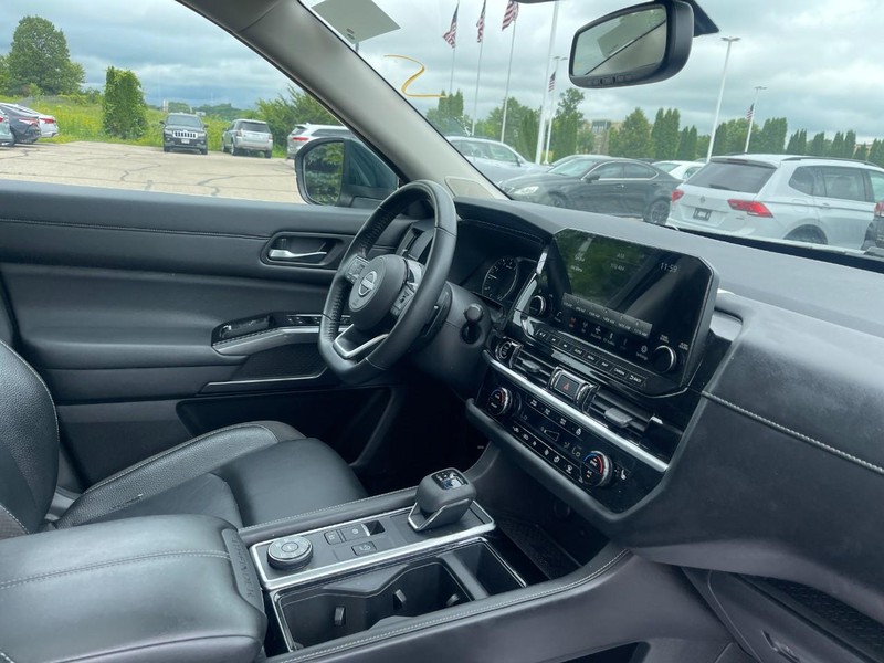 Nissan Pathfinder Vehicle Image 02