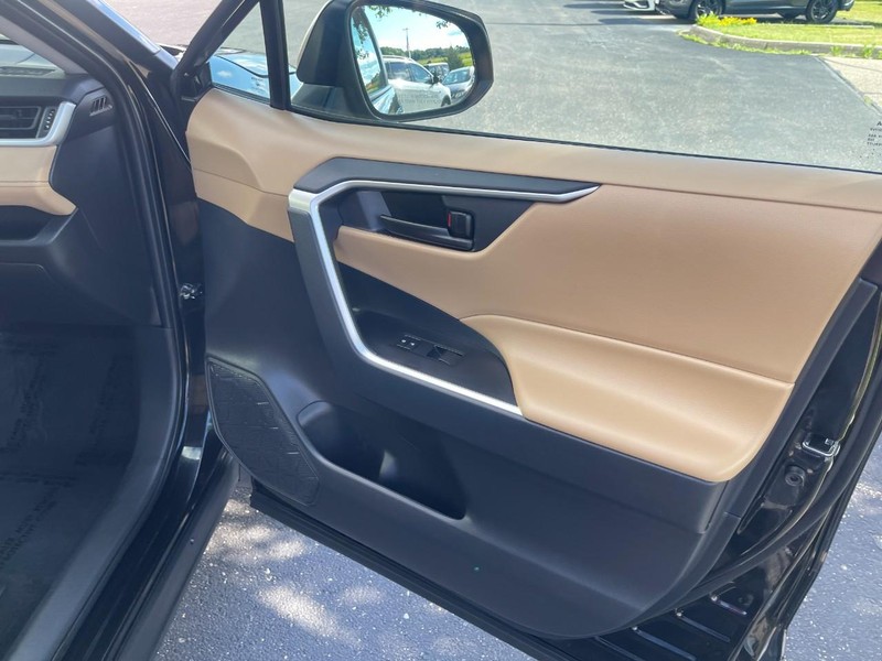 Toyota RAV4 Vehicle Image 11