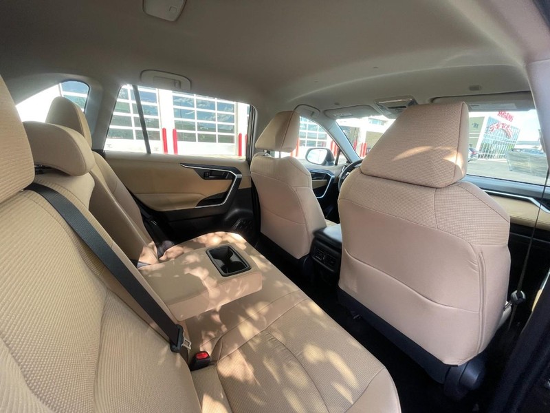 Toyota RAV4 Vehicle Image 13