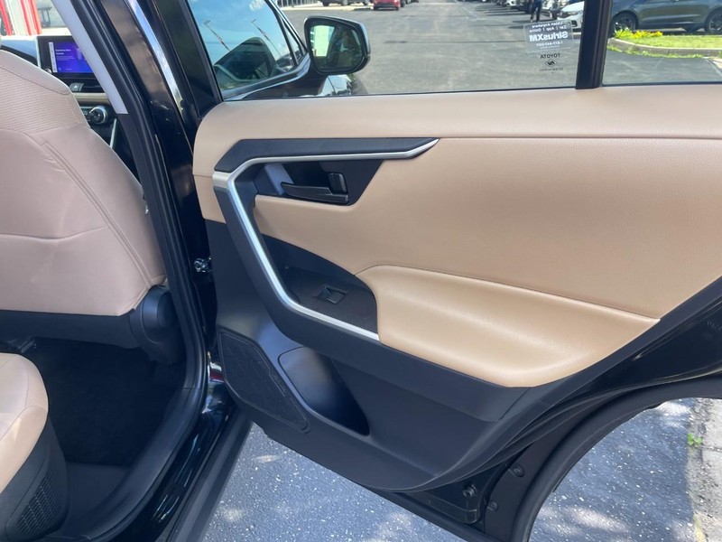 Toyota RAV4 Vehicle Image 14