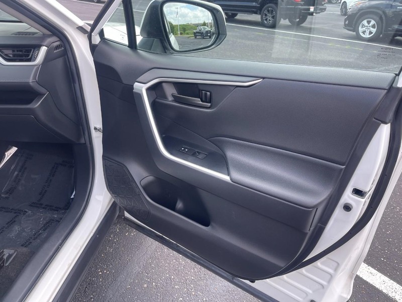 Toyota RAV4 Hybrid Vehicle Image 08