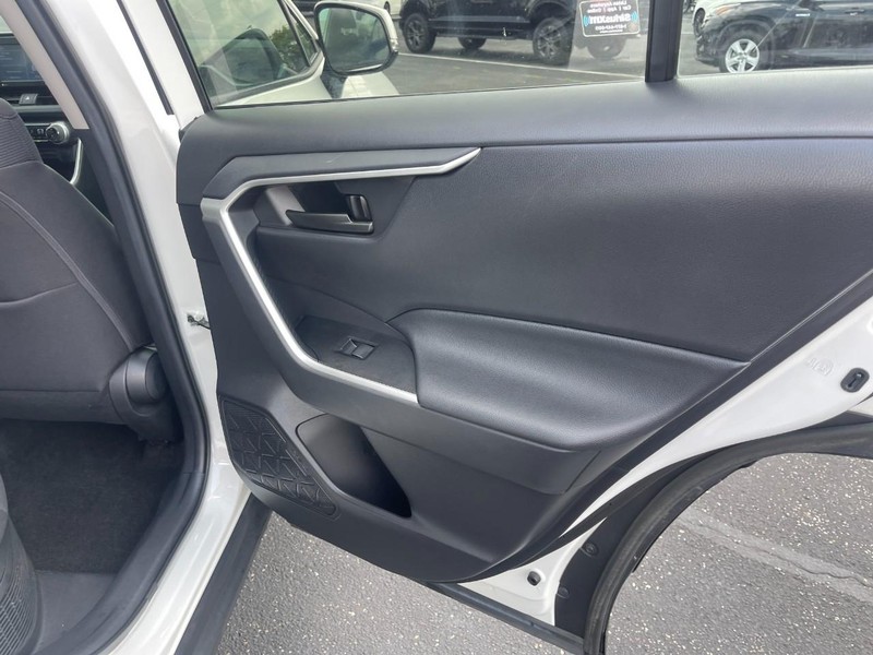 Toyota RAV4 Hybrid Vehicle Image 11