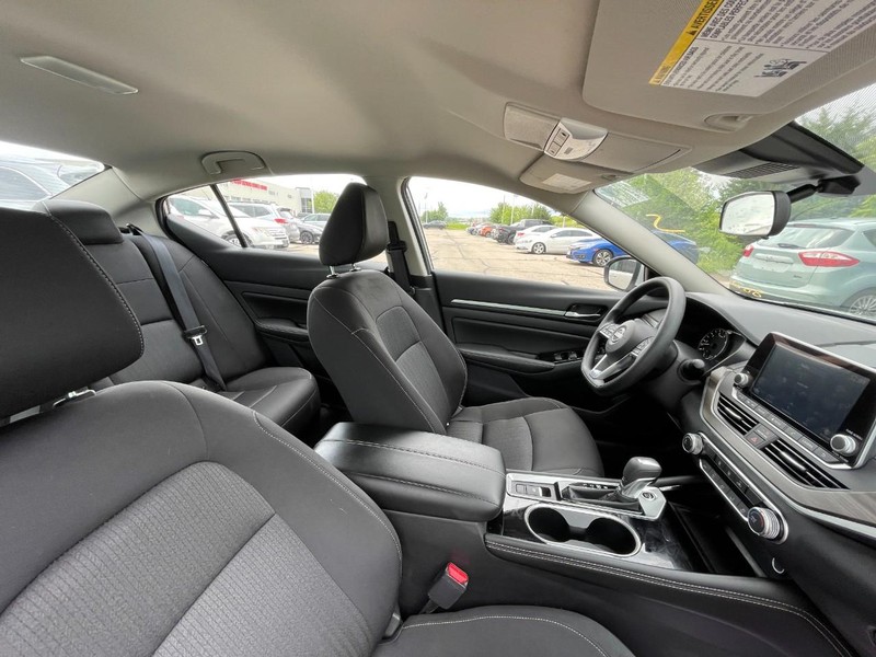 Nissan Altima Vehicle Image 03