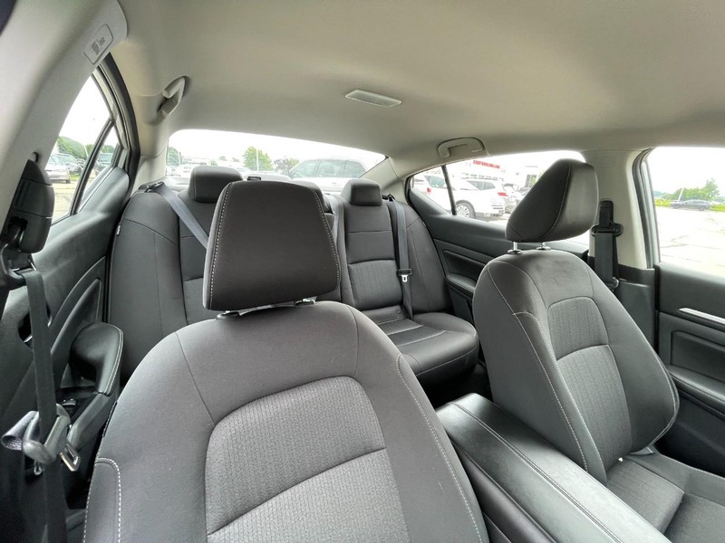 Nissan Altima Vehicle Image 04