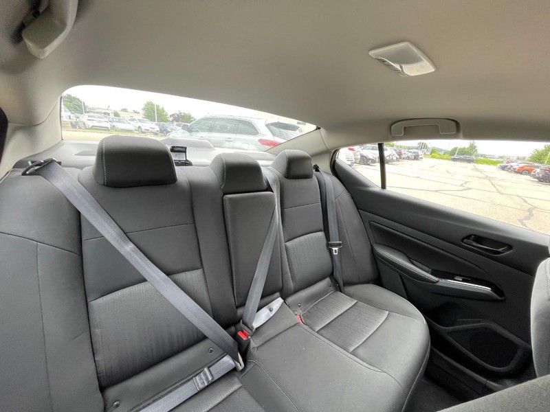 Nissan Altima Vehicle Image 05