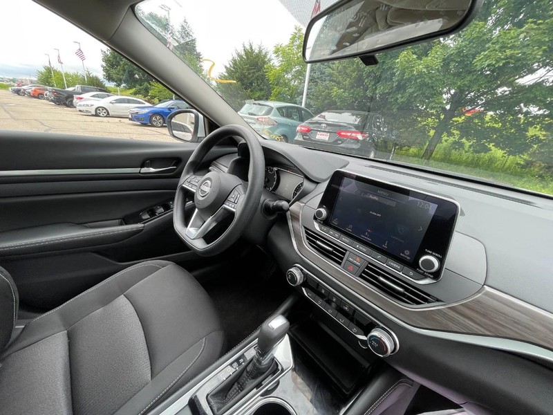 Nissan Altima Vehicle Image 06