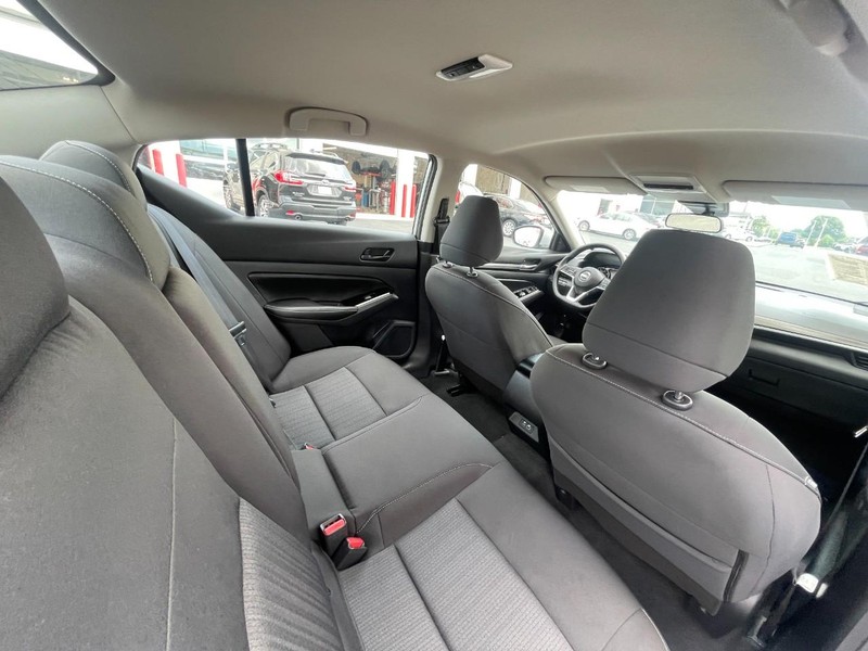 Nissan Altima Vehicle Image 11
