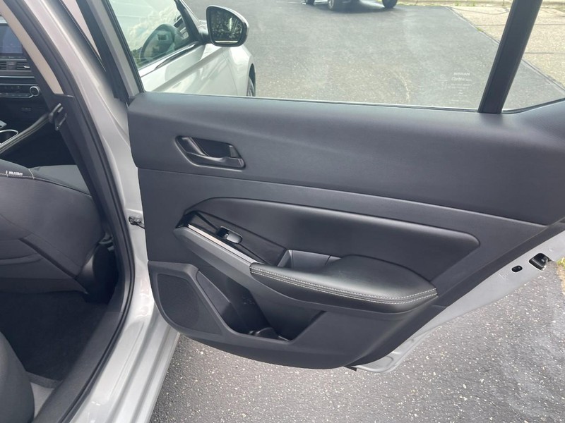 Nissan Altima Vehicle Image 12