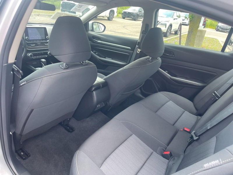 Nissan Altima Vehicle Image 14