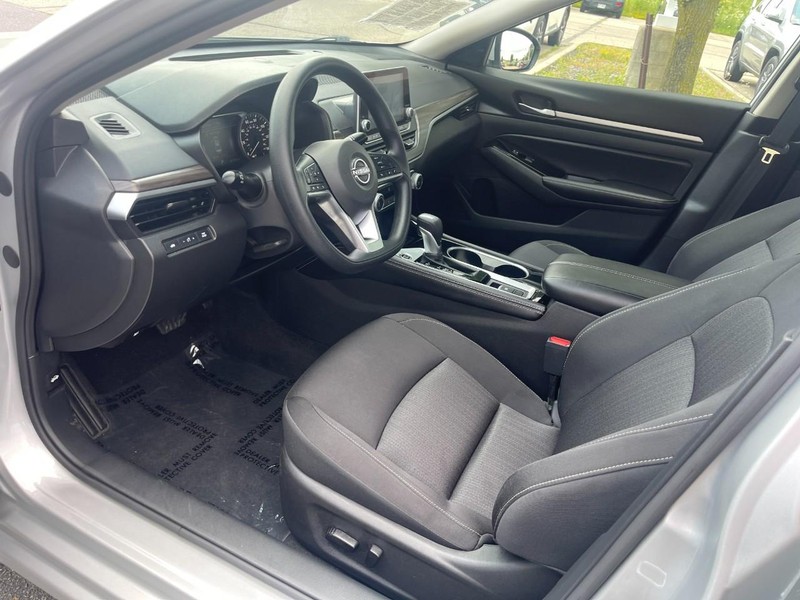 Nissan Altima Vehicle Image 16
