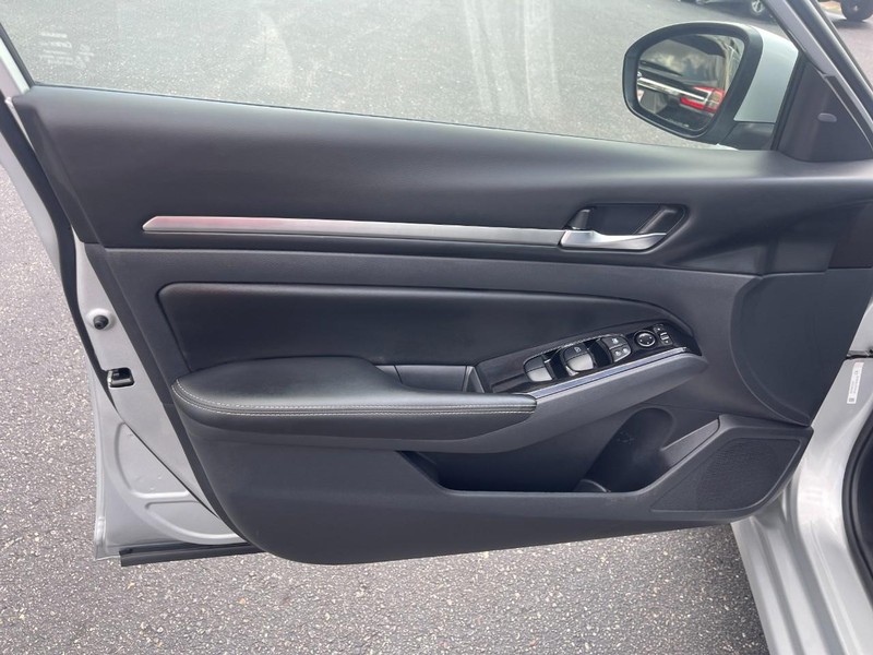 Nissan Altima Vehicle Image 17