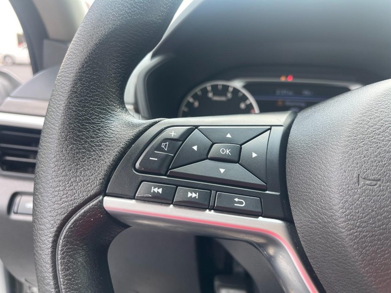 Nissan Altima Vehicle Image 20