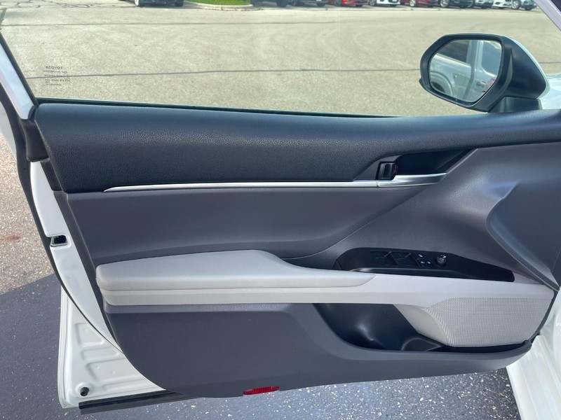 Toyota Camry Vehicle Image 16