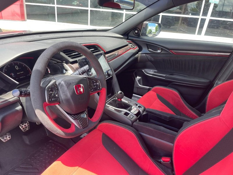Honda Civic Type R Vehicle Image 12