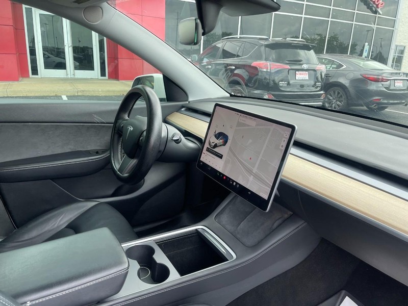 Tesla Model Y Vehicle Image 02