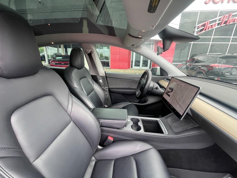 Tesla Model Y Vehicle Image 04