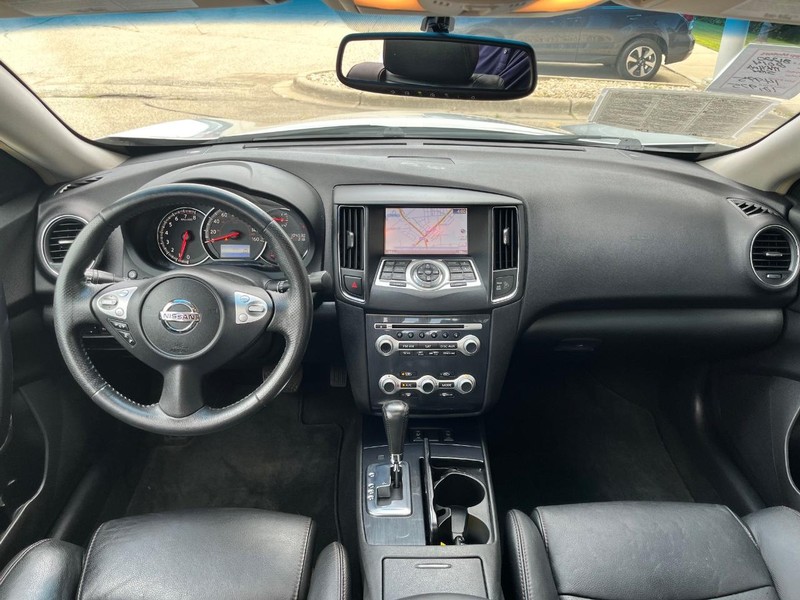 Nissan Maxima Vehicle Image 08