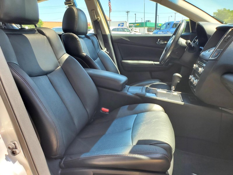 Nissan Maxima Vehicle Image 14