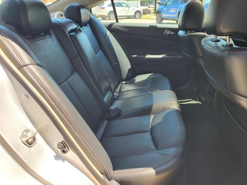 Nissan Maxima Vehicle Image 15
