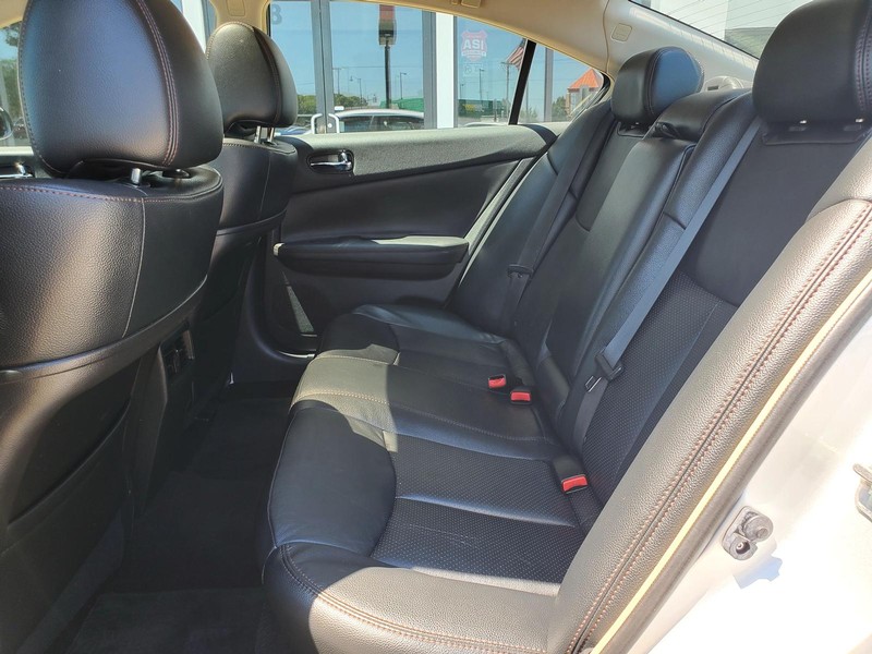 Nissan Maxima Vehicle Image 16