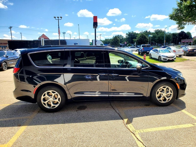 Chrysler Pacifica Vehicle Image 04