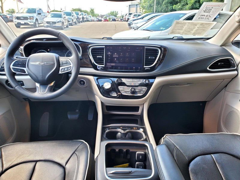 Chrysler Pacifica Vehicle Image 08
