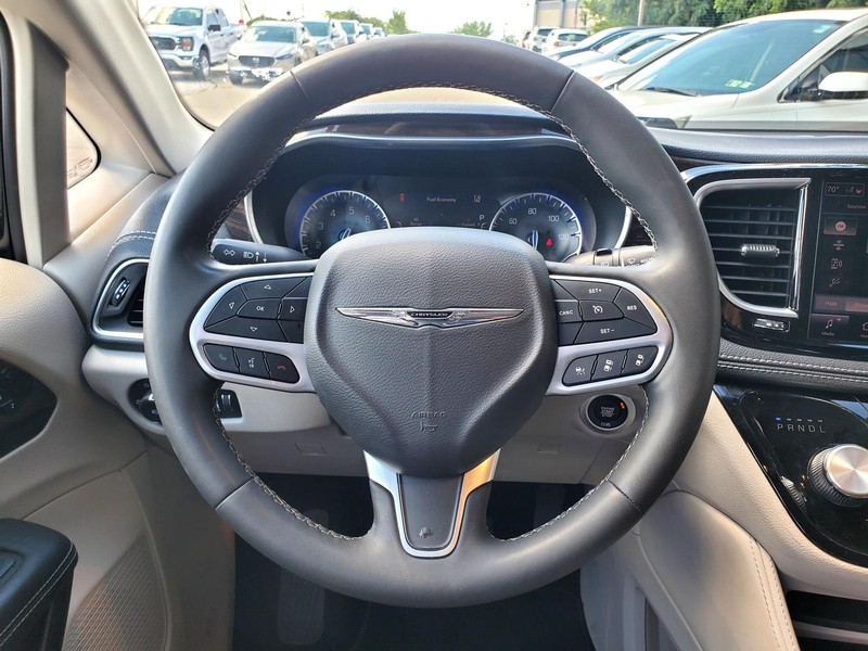 Chrysler Pacifica Vehicle Image 09