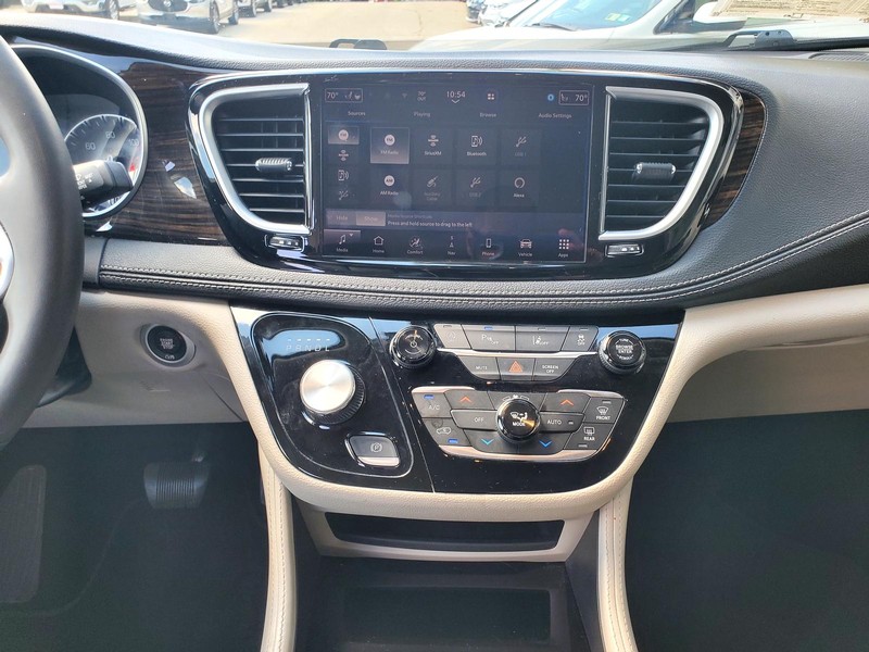 Chrysler Pacifica Vehicle Image 10