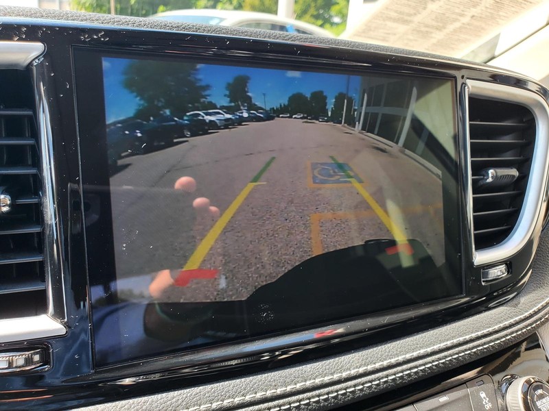 Chrysler Pacifica Vehicle Image 11
