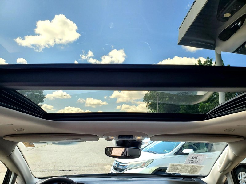 Chrysler Pacifica Vehicle Image 12