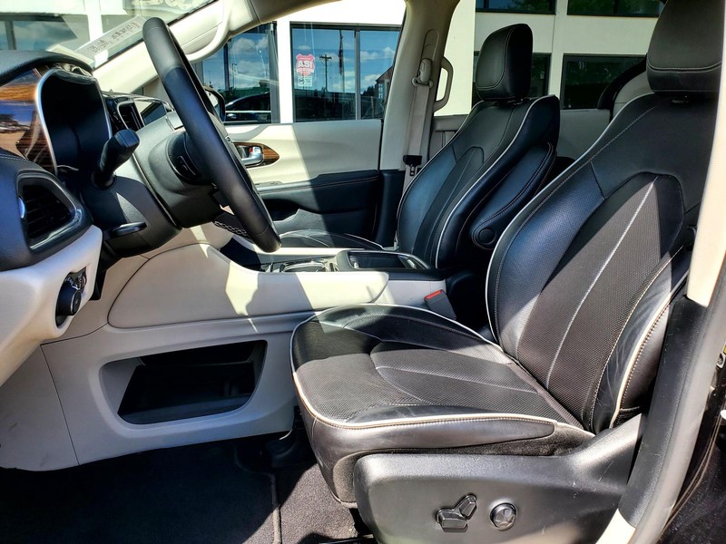Chrysler Pacifica Vehicle Image 13
