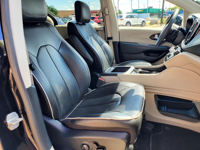 Chrysler Pacifica Vehicle Image 14