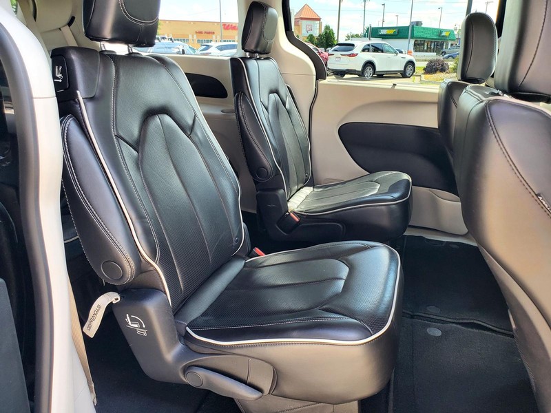 Chrysler Pacifica Vehicle Image 15