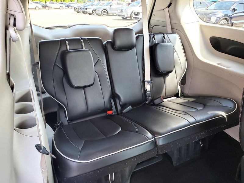 Chrysler Pacifica Vehicle Image 16