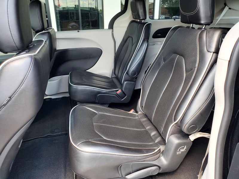 Chrysler Pacifica Vehicle Image 17