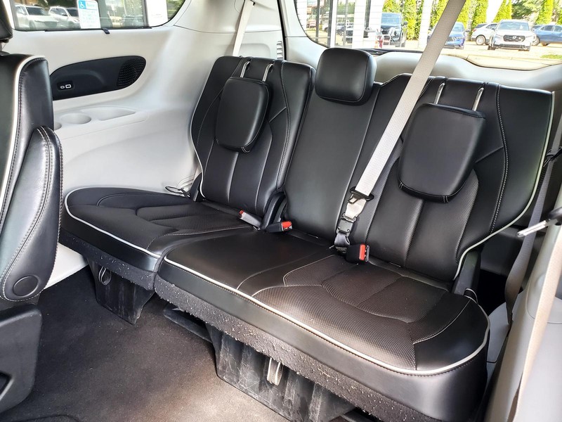 Chrysler Pacifica Vehicle Image 18