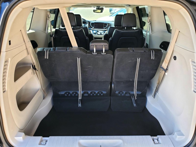 Chrysler Pacifica Vehicle Image 19
