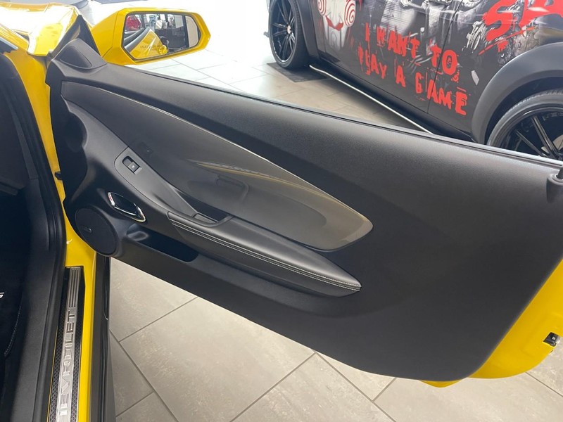 Chevrolet Camaro Vehicle Image 14