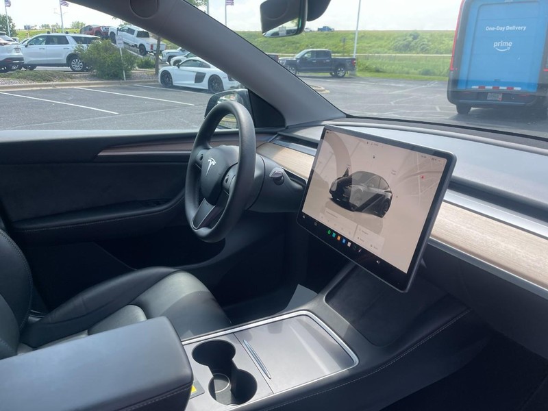 Tesla Model Y Vehicle Image 05